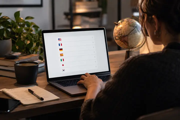 Un sélecteur réaliste de langue du contenu présentant plusieurs langues internationales dans une interface minimaliste